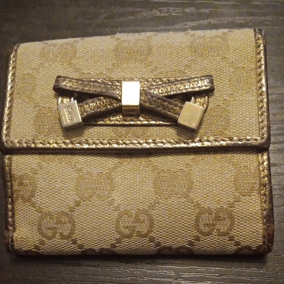 Gucci Tan GG Wallet with Gold Bow Accent (EUC) - Picture 1 of 12